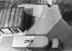 Przeprowadzka [widok z góry na ciężarówkę] reż. Jerzy Gruza [fotografia filmowa] 