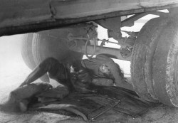 Przeprowadzka [Olgierd Łukaszewicz pod ciężarówką] reż. Jerzy Gruza [fotografia filmowa] 