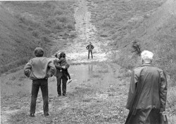 Przeprowadzka [Olgierd Łukaszewicz, Wojciech Pszoniak - scena zbiorowa w dolinie] reż. Jerzy Gruza [fotografia filmowa]