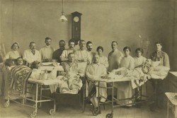 Szpital Pacjenci i lekarze - scena zbiorowa [fotografia / lata 20]