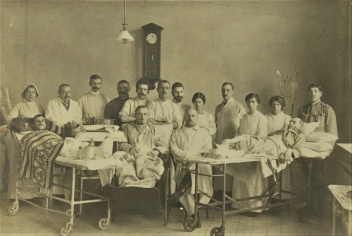 Szpital Pacjenci i lekarze - scena zbiorowa [fotografia / lata 20]
