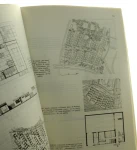 Domy atrialne Jeden z typów jednorodzinnego budownictwa zespolonego Adamczewska-Wejchert Hanna (1978)