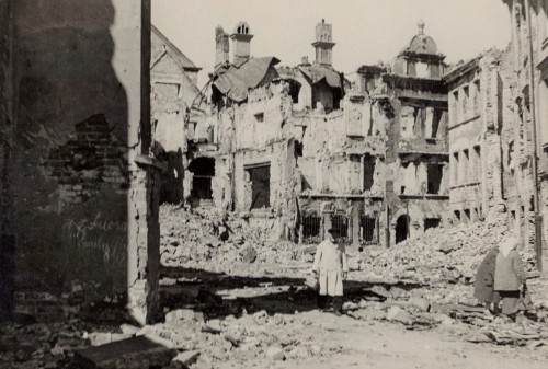 Kanonia [Stare Miasto, ludzie wśród ruin] fotografia Eugeniusz Haneman [Vintage Print / zniszczenia wojenne Warszawy / Powstanie Warszawskie / 1944/45]