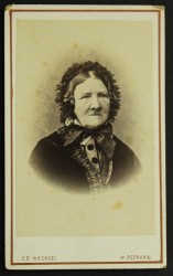 Portret starszej kobiety, czepek z kokardą, zmęczona twarz, mapa życia w postaci zmarszczek Fotografia na tekturce /albumin [Ed. Wechsel/ Poznań ca 1880]  