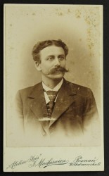 Portret mężczyzny, podkręcone wąsy, zaczes z przedziałkiem, krawat, marynarka Fotografia na tekturce /albumin [J. Maćkiewicz/ Poznań ca 1880] 