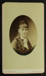 Portret kobiety, upięty warkocz, grzywka, kolczyki, chusta Fotografia na tekturce /albumin [W. Rzewuski/ Kraków ca 1880]
