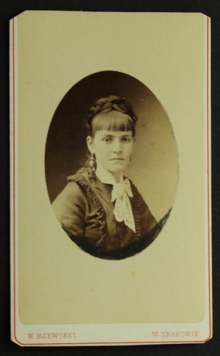Portret kobiety, upięty warkocz, grzywka, kolczyki, chusta Fotografia na tekturce /albumin [W. Rzewuski/ Kraków ca 1880]