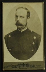 Portret mężczyzny, wąsy, mundur, guziki Fotografia na tekturce /albumin [J. Engelmann/ Poznań ca 1880] 