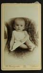 Portret dziecka, stópki, piękne błyszczące oczy, które dopiero poznają świat Fotografia na tekturce /albumin [B. Budzyńska/ Ostrowo ca 1880]