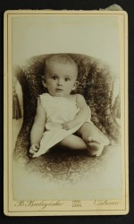 Portret dziecka, stópki, piękne błyszczące oczy, które dopiero poznają świat Fotografia na tekturce /albumin [B. Budzyńska/ Ostrowo ca 1880] 