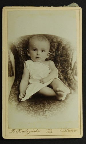 Portret dziecka, stópki, piękne błyszczące oczy, które dopiero poznają świat Fotografia na tekturce /albumin [B. Budzyńska/ Ostrowo ca 1880]