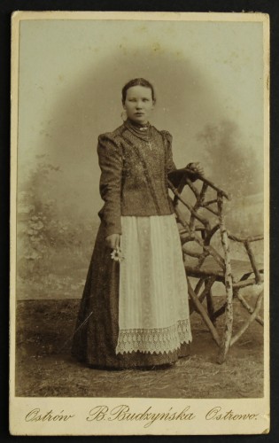 Portret kobiety, kwiatek, fartuszek, medalik, korale, krzesło Fotografia na tekturce /albumin [B. Budzyńska/ Ostrów ca 1880]