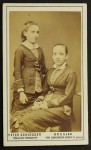 Portret dziewczynek, koczki, falbanki, kokardki, guziki, inne spojrzenia, kierunki i pragnienia w życiu Fotografia na tekturce /albumin [ P. Schlösser / Wrocław ca 1880]