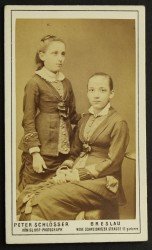 Portret dziewczynek, koczki, falbanki, kokardki, guziki, inne spojrzenia, kierunki i pragnienia w życiu Fotografia na tekturce /albumin [ P. Schlösser / Wrocław ca 1880] 