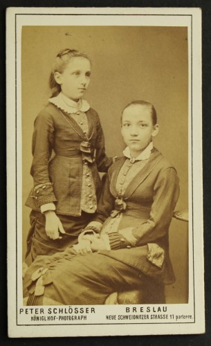 Portret dziewczynek, koczki, falbanki, kokardki, guziki, inne spojrzenia, kierunki i pragnienia w życiu Fotografia na tekturce /albumin [ P. Schlösser / Wrocław ca 1880]