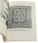 Bed Hangings A Treatise on Fabrics and Styles in the Curtaining of Beds, 1650-1850 [Zasłony łóżek traktat o tkaninach i stylach zasłon łóżek] Abbott Lowell Cummings [1994]
