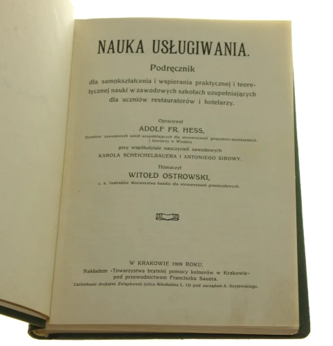 Nauka usługiwania Podręcznik dla samokształcenia i wspierania praktycznej i teoretycznej nauki w zawodowych szkołach uzupełniających dla uczniów restauratorów i hotelarzy Oprac. Adolf Fr. Hess [et al.] (1909)