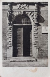 Gdańsk. Portal ratusza z XVI wieku [pocztówka / ca 1948]
