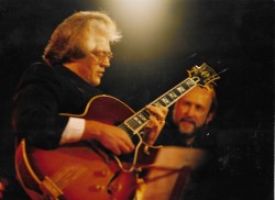 Larry Coryell John Scofield Międzynarodowy festiwal Mars King Size Poznań Jazz Fair '95 fotografia Marek Karewicz [vintage print / 1995] 