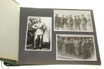 Album kolekcjonerski z wklejanymi ilustracjami militariów ze zbiorów polskich muzeów oraz reprodukcjami fotografii przedstawiającymi m. in. Józefa Piłsudskiego [lata 80-te XX w.]