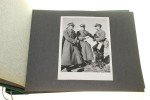 Album kolekcjonerski z wklejanymi ilustracjami militariów ze zbiorów polskich muzeów oraz reprodukcjami fotografii przedstawiającymi m. in. Józefa Piłsudskiego [lata 80-te XX w.]