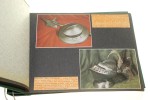 Album kolekcjonerski z wklejanymi ilustracjami militariów ze zbiorów polskich muzeów oraz reprodukcjami fotografii przedstawiającymi m. in. Józefa Piłsudskiego [lata 80-te XX w.]