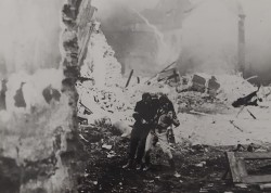 Urodziny młodego warszawiaka [Młodego Warszawiaka dzień urodzin: Kazimierz Kaczor, Piotr Łysak] reż. Ewa Petelska, Czesław Petelski [fotografia filmowa]