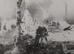 Urodziny młodego warszawiaka [Młodego Warszawiaka dzień urodzin: Kazimierz Kaczor, Piotr Łysak] reż. Ewa Petelska, Czesław Petelski [fotografia filmowa]