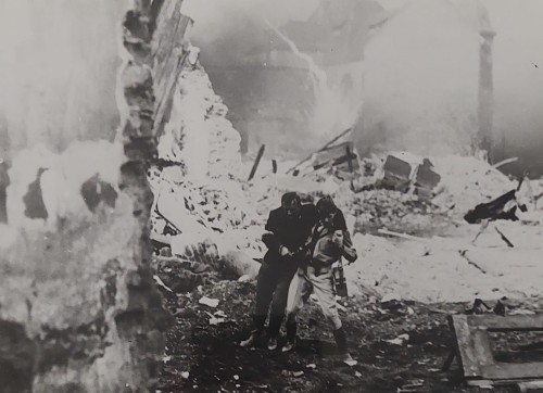 Urodziny młodego warszawiaka [Młodego Warszawiaka dzień urodzin: Kazimierz Kaczor, Piotr Łysak] reż. Ewa Petelska, Czesław Petelski [fotografia filmowa]