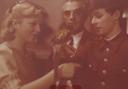 Urodziny młodego warszawiaka [Młodego Warszawiaka dzień urodzin: Gabriela Kownacka, Andrzej Łapicki, Piotr Łysak] reż. Ewa Petelska, Czesław Petelski [fotografia filmowa]