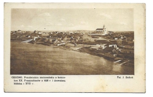 Grodno [Гродна / Białoruś] Przedmieście zaniemeńskie z kościołem XX Franciszkanów z 1635 r. i drewnianą bożnicą z XVII w. fot. Jan Bułhak [pocztówka przed 1939]