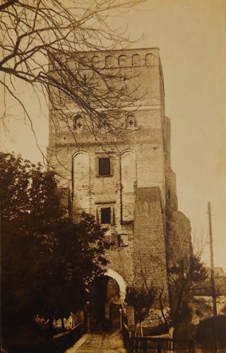 Łuck [Луцьк, Łućk / Ukraina, obw. wołyński] Brama wjazdowa do Zamku [pocztówka / przed 1939]