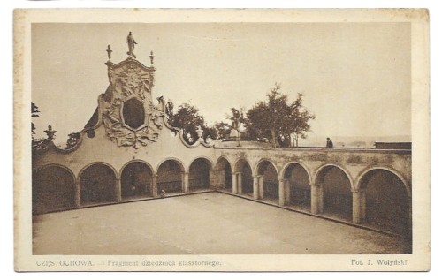 Częstochowa Fragment dziedzińca klasztornego [pocztówka przed 1939]