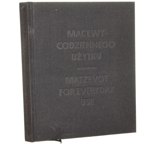 Macewy codziennego użytku = Matzevot for everyday use Łukasz Baksik [tł. inskr. z jęz. hebr. Ewa Gordon, tł. na jęz. ang. Soren Gauger] [2012]