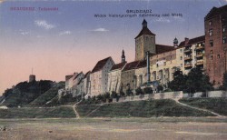 Grudziądz Widok historycznych spichlerzy nad Wisłą [pocztówka / lata 20.]