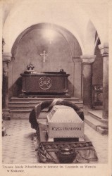 Kraków Trumna Józefa Piłsudskiego w krypcie św. Leonarda na Wawelu [pocztówka / przed 1939] 
