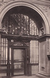 Kraków Katedra na Wawelu Krata Kaplicy Zygmuntowskiej [pocztówka / przed 1939] 