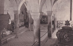 Kraków Katedra na Wawelu Groby królewskie [pocztówka / przed 1939] 