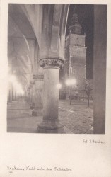 Kraków Nacht unter der Tuchhallen [fotografia na papierze pocztówkowym / ca 1940]