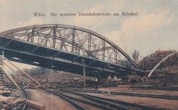 [Wilno. Most kolejowy] Wilna Die zerstörte Eisenbahnbrücke am Bahnhof [pocztówka / przed 1918]