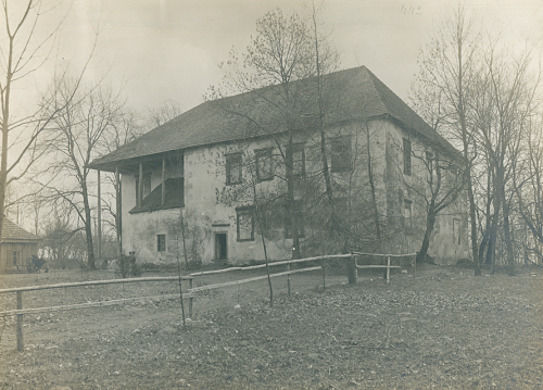 Dwór obronny w Skotnikach w kompleksie parkowym [fotografia z arch. Towarzystwo Opieki nad Zabytkami Przeszłości / 1912]