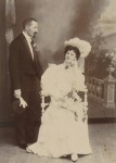 Portret Józefa Antoniego Ligockiego (ur. 1843) herbu Jastrzębiec z żoną Katarzyną Kozłowską Fotografia na tekturce / albumin [Kalisz ca 1880 W. Makowiecki]