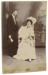 Portret Józefa Antoniego Ligockiego (ur. 1843) herbu Jastrzębiec z żoną Katarzyną Kozłowską Fotografia na tekturce / albumin [Kalisz ca 1880 W. Makowiecki]