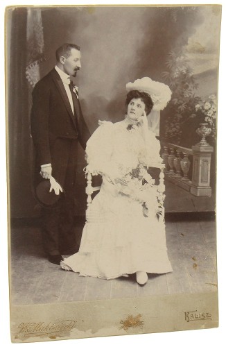 Portret-Jozefa-Antoniego-Ligockiego-ur.-1843-herbu-Jastrzebiec-z-zona-Katarzyna-Kozlowska-Fotografia-na-tekturce--albumin-Kalisz-ca-1880-W.-Makowiecki.jpg