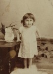 Portret dziewczynki w bieli, stojący, biały gołąb [podpis na rewersie, Marya, córka Aleksandra i Jadwigi Swierzyńskich, 1899] Fotografia na tekturce / odbitka srebrowożelatynowa [Kraków 1899 T. Jabłoński]