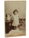 Portret-dziewczynki-w-bieli,-stojacy,-bialy-golab-podpis-na-rewersie,-Marya,-corka-Aleksandra-i-Jadwigi-Swierzynskich,-1899-Fotografia-na-tekturce--odbitka-srebrowozelatynowa-Krakow-1899-T.-Jablonski.jpg