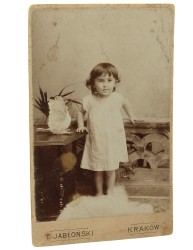 Portret dziewczynki w bieli, stojący, biały gołąb [podpis na rewersie, Marya, córka Aleksandra i Jadwigi Swierzyńskich, 1899] Fotografia na tekturce / odbitka srebrowożelatynowa [Kraków 1899 T. Jabłoński]