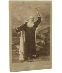 Portret-aktora-Boleslawa-Ladnowskiego-herbu-Slepowron-1841-1911-w-roli-Ksiedza-Marka-z-dramatu-Juliusza-Slowackiego-Fotografia-na-tekturce--odbitka-srebrowozelatynowa-Warszawa-ca-1900-M.-Push.jpg