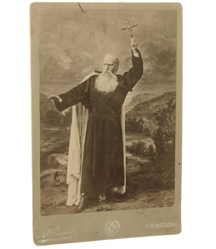 Portret-aktora-Boleslawa-Ladnowskiego-herbu-Slepowron-1841-1911-w-roli-Ksiedza-Marka-z-dramatu-Juliusza-Slowackiego-Fotografia-na-tekturce--odbitka-srebrowozelatynowa-Warszawa-ca-1900-M.-Push.jpg