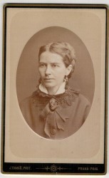 Portret kobiety w owalu - upięte włosy kolczyki brosza Fotografia na kartoniku firmowym Praga ca. 1900 Atelier J. Tomas